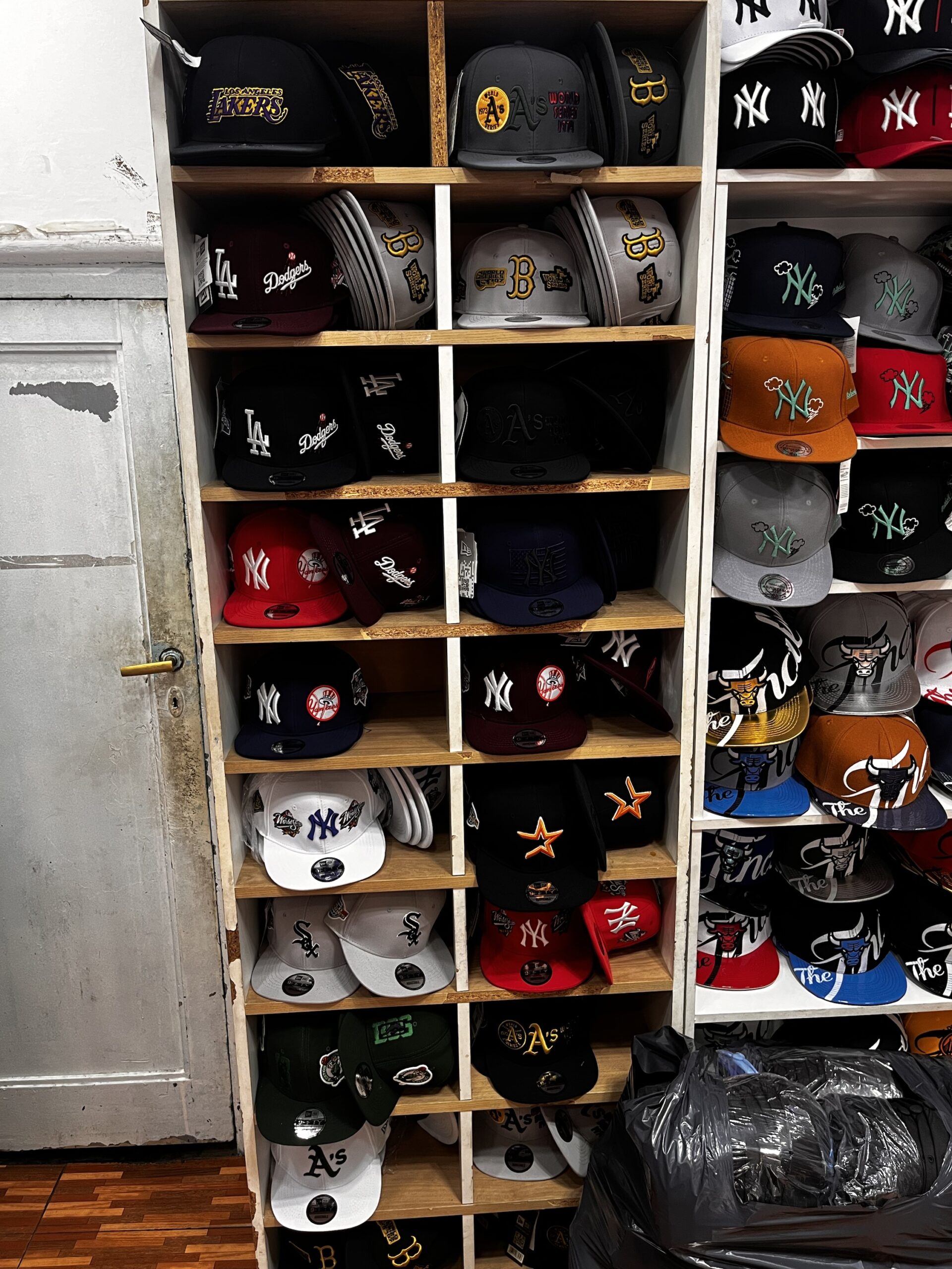 Gorras Cerradas Bordadas con Parches 4