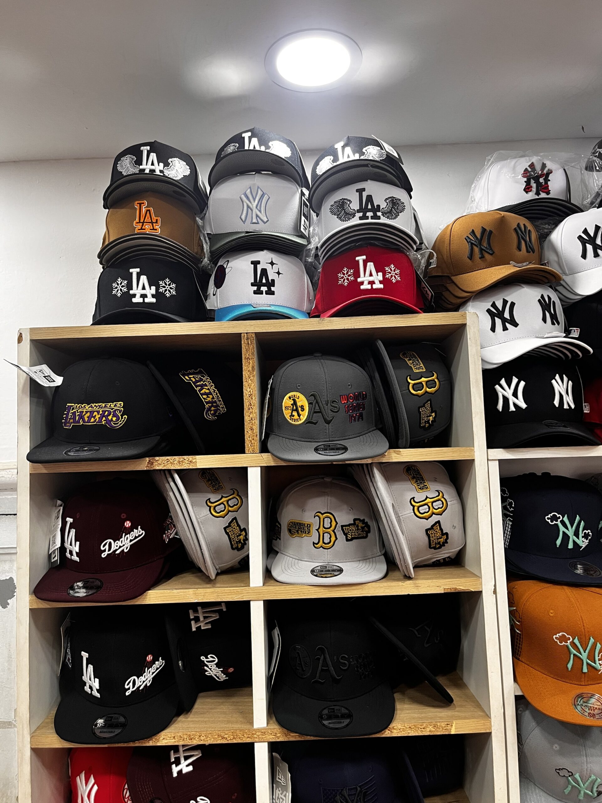 Gorras Cerradas Bordadas con Parches 3